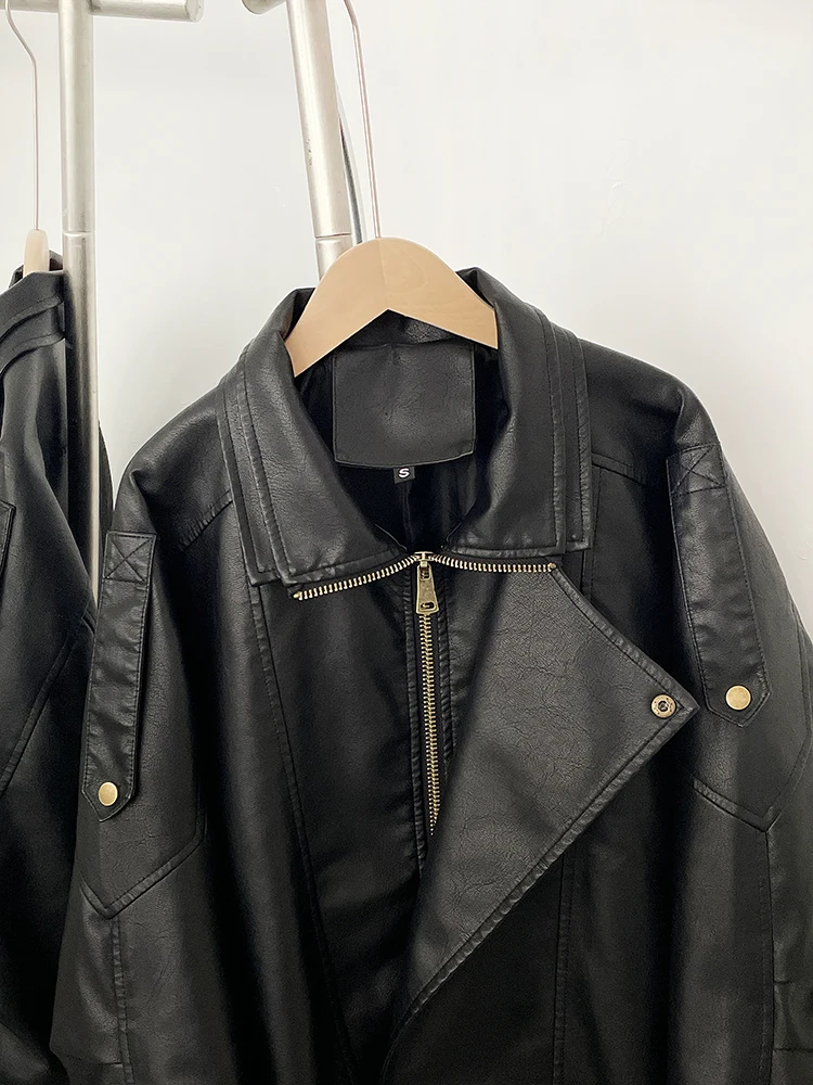 春の新作、秋の卸売ファッション、黒のフェイクレザー、ロコモティブコート、女性用フェイクレザー ジャケット、婦人服、オーバーコート