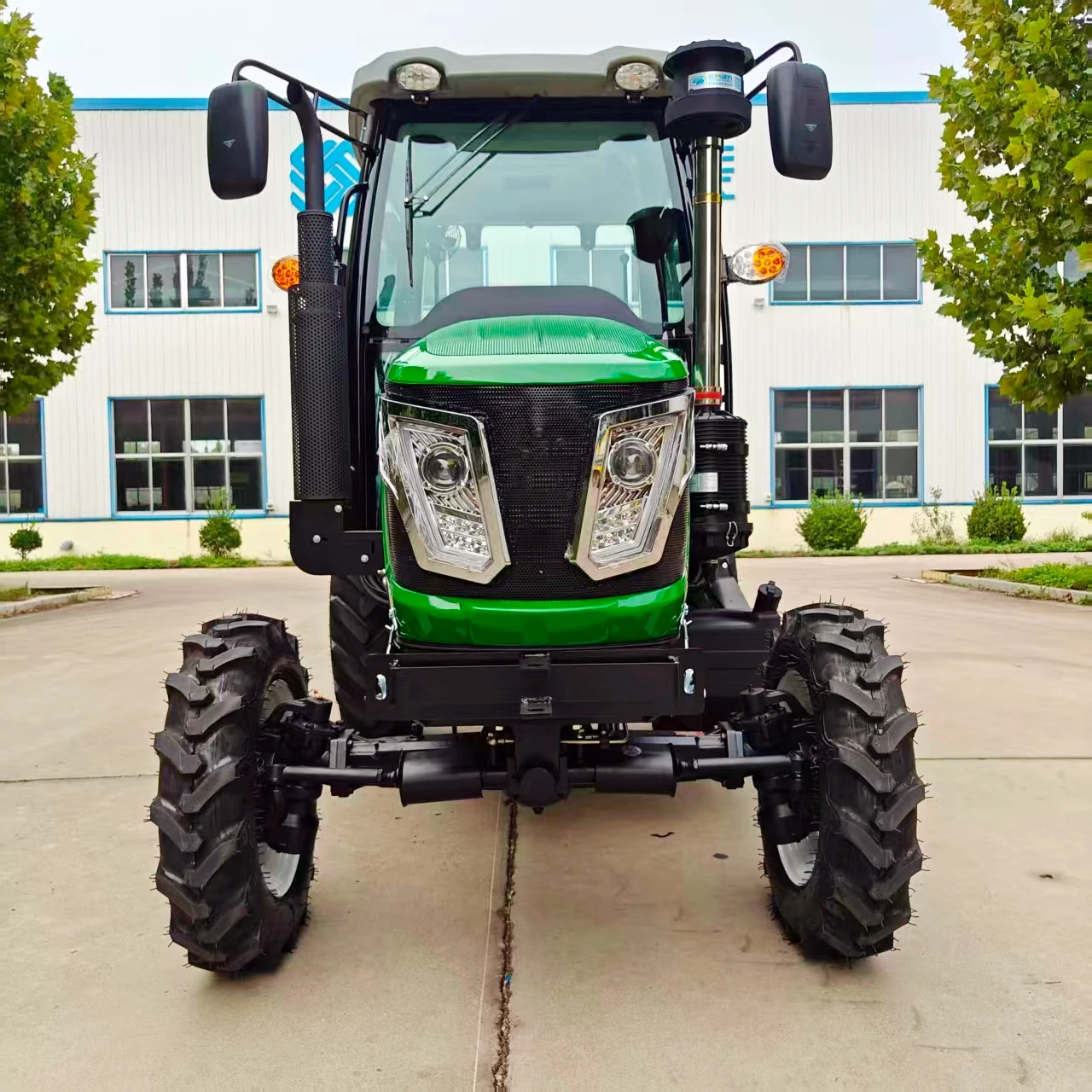 Four-wheel drive agricultural wheeled tractor, compatible with a variety of agricultural tools