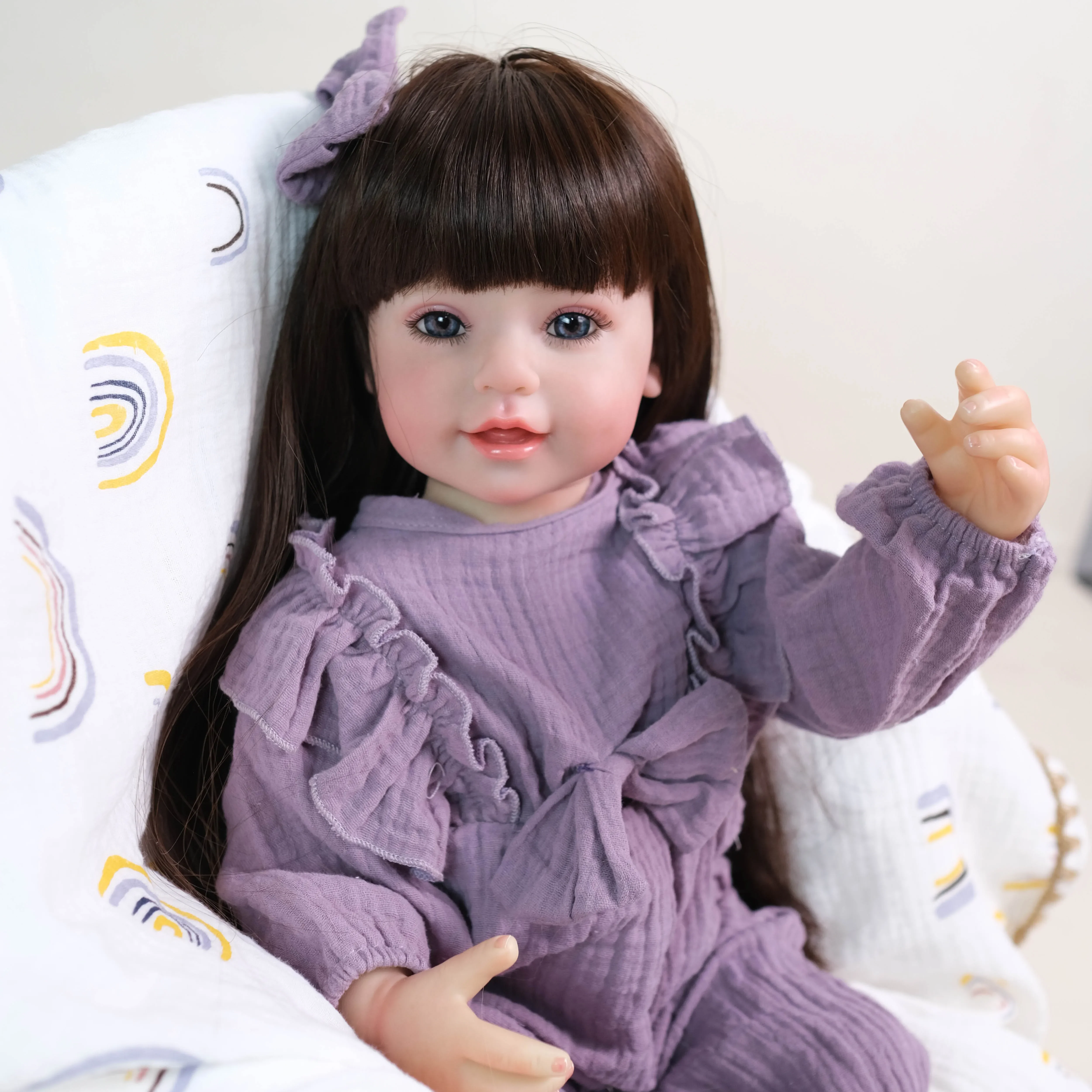 웃는 다시 태어난 아기 소녀 인형 22인치 풀 바디 비닐 긴 머리 공주 실물 같은 다층 페인팅 3D 피부 어린이 선물