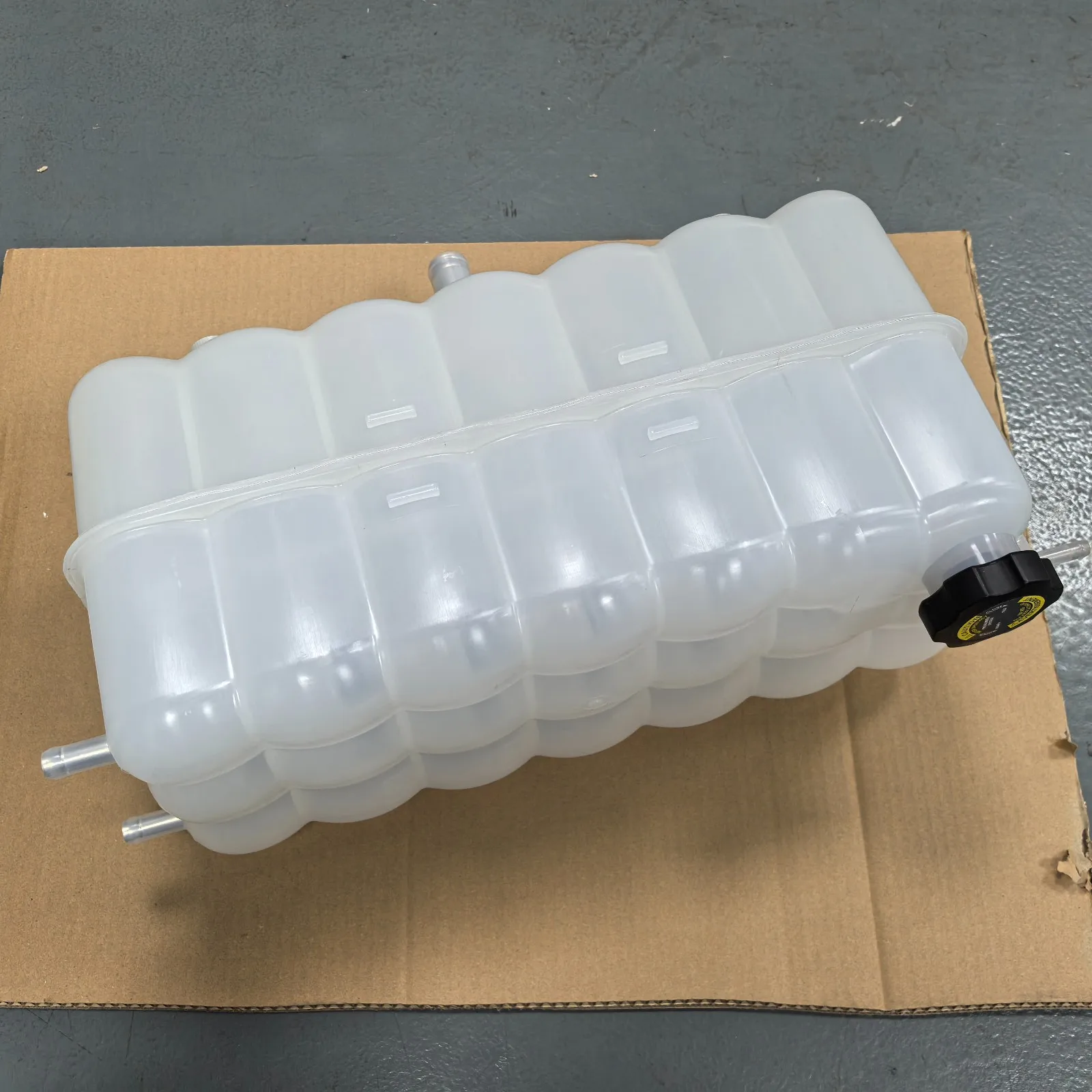 

486-0884 606-6289For Caterpillar CAT374 374F 395 395F Excavator Construction Machinery Parts Expansion Water Tank Coolant Tank