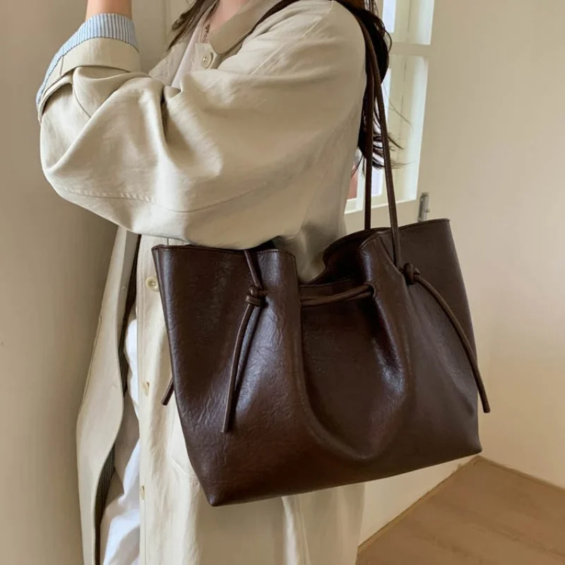 Tas Tote Wanita Elite Terbuat Dari Kulit Mikrofiber Menampilkan Tampilan Elegan Vintage Argentina yang Ringan dan Lembut ​