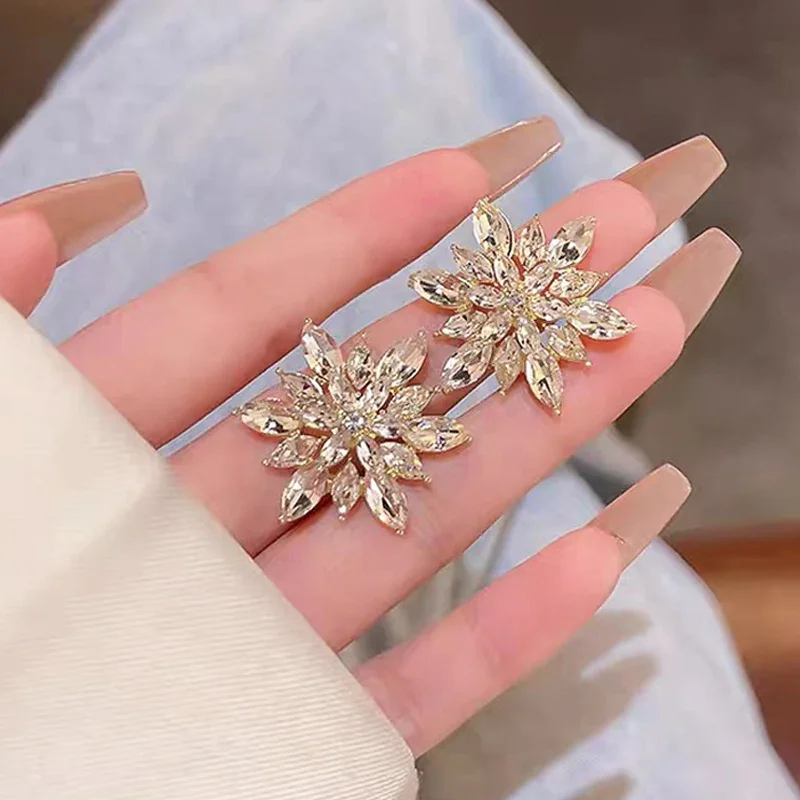 Exquisite Sparkling Crystal Snowflake Stud Earrings for Women Girls Temperament Flowers Rhinestone Earring Fashion Jewelry