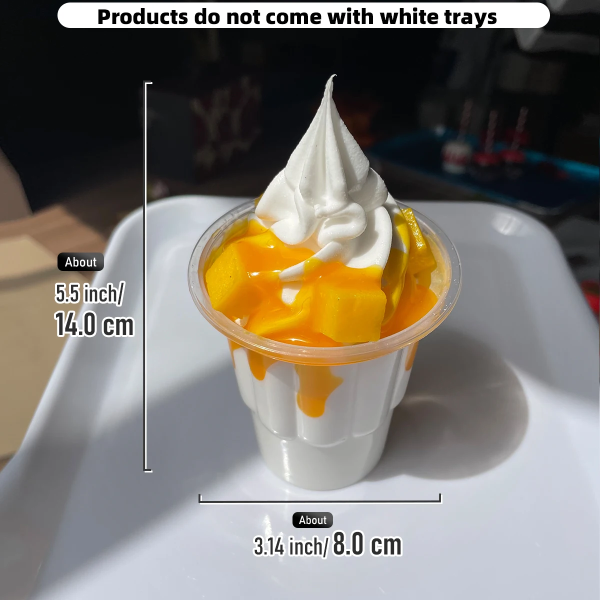 Neues handgefertigtes Set aus künstlichen Eiscreme-Sundaes (Vanille, Schokolade, Erdbeere) als dekorative Fotorequisiten – Design für künstliche Milchshakes und Eiscreme – Detail 10