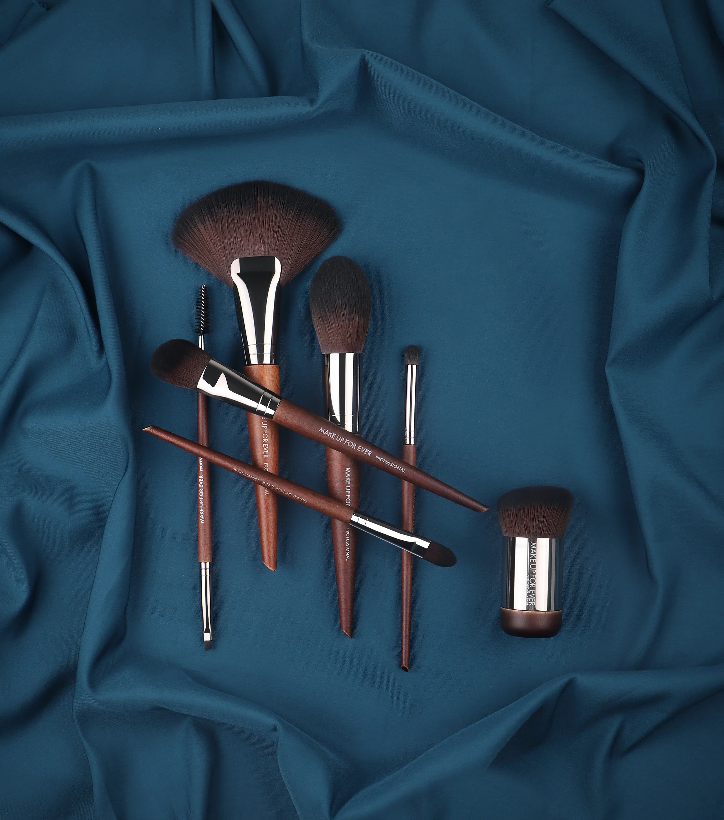 Pennello per trucco serie MUF Pennello per fard MUF160 Fibra morbida e soffice Capelli Manico in legno massello marrone Pennello per fard liscio e delicato a fiamma