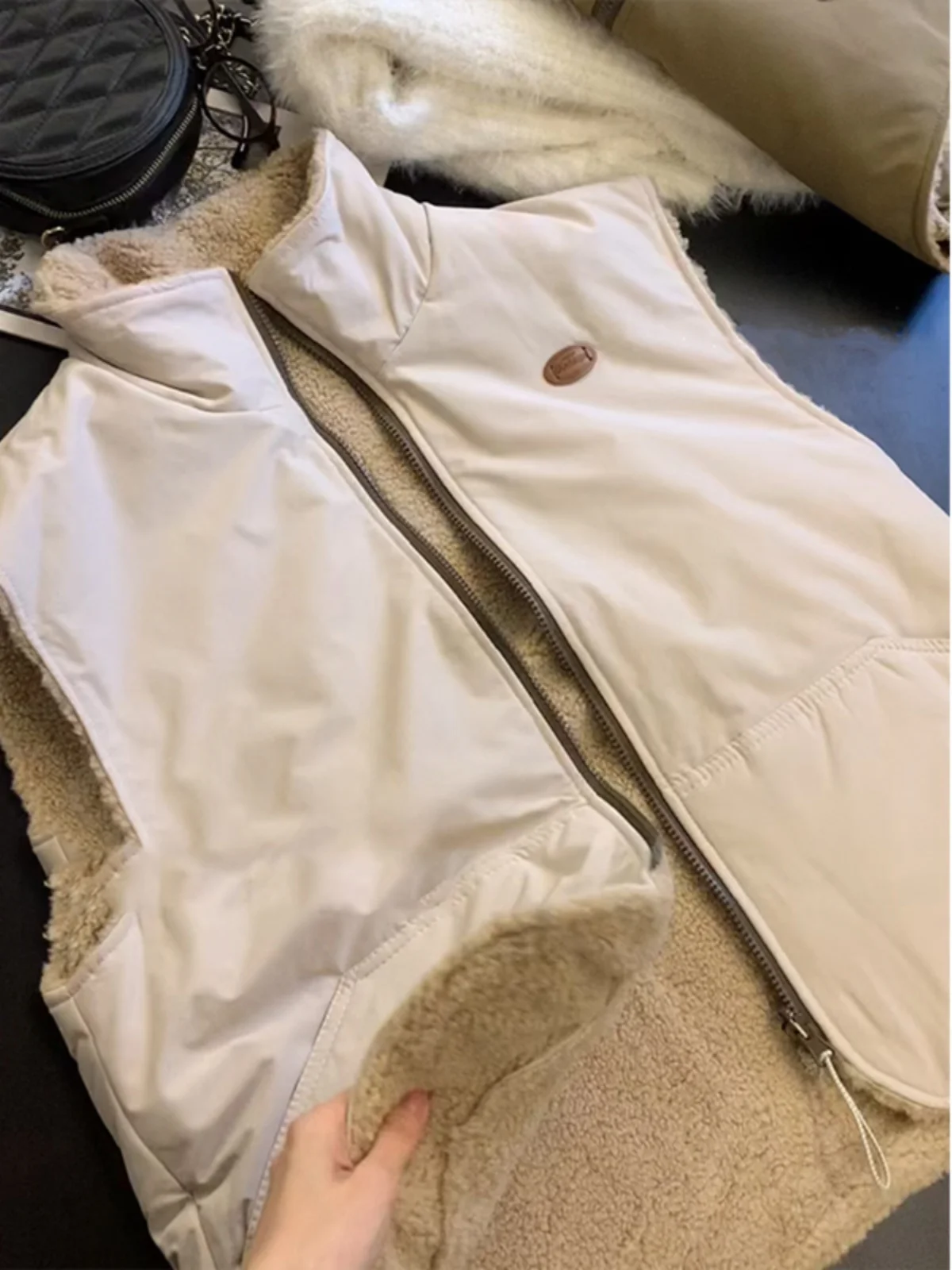 

Ретро-жилет в японском стиле с молнией и лацканами из овечьего меха, женский, осенне-зимний, новая многослойная верхняя одежда, утепленный жилет-куртка