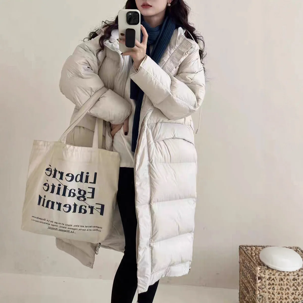 Chaqueta gruesa de plumón de pato blanco para mujer, chaqueta acolchada larga por encima de la rodilla, abrigo cálido de moda con capucha, novedad de invierno de 2026