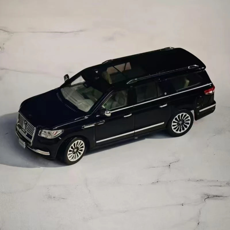 

WTX 1:64 Navigator Full-Size SUV Black / White Diecast Model Car