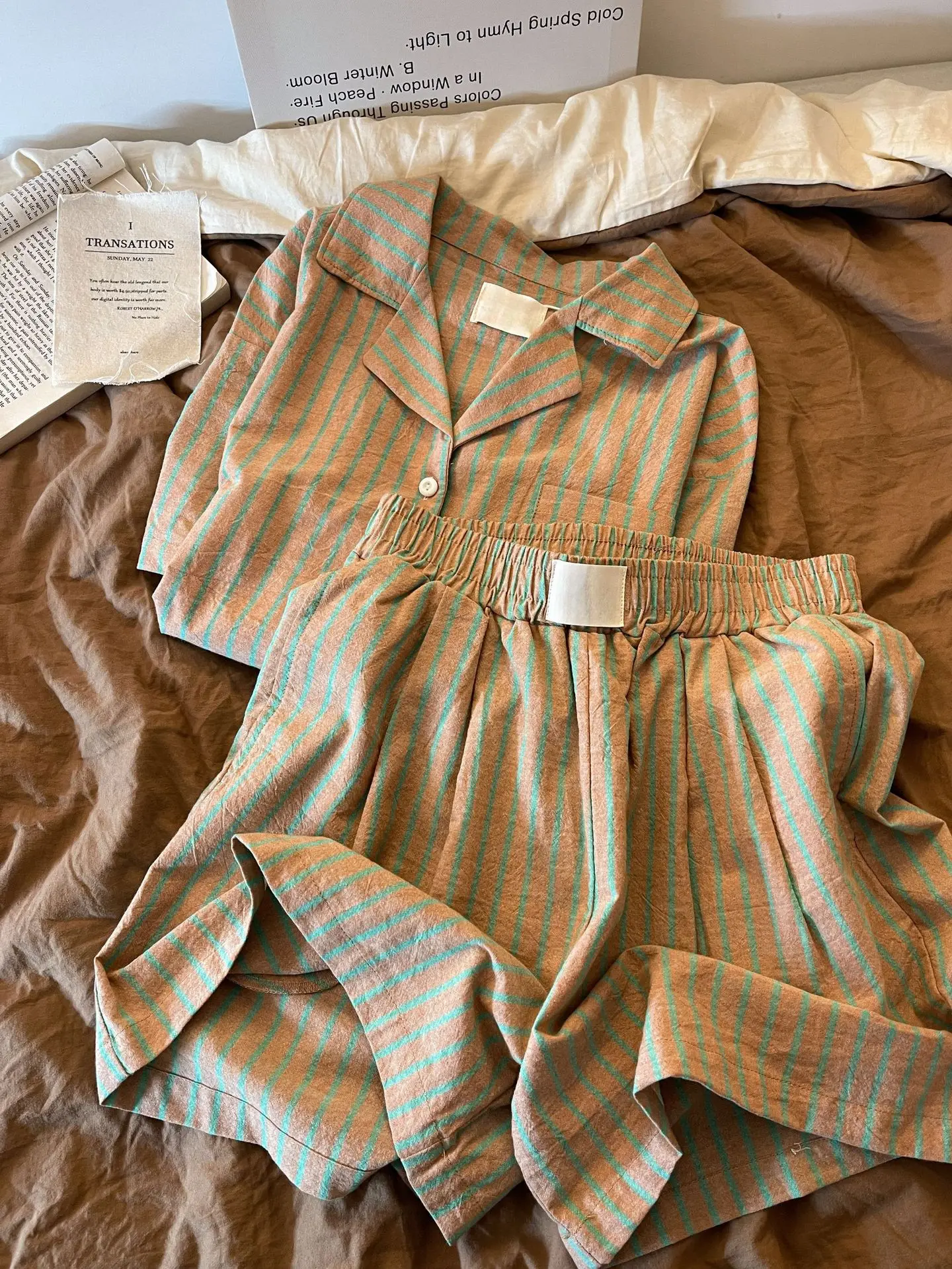 Damen-Pyjama im Vintage-Stil mit Streifen: Neue Sommerkollektion – Kurzarm-Oberteil und Shorts, Lässige Loungewear, Damen-Sommerset – Detail 5