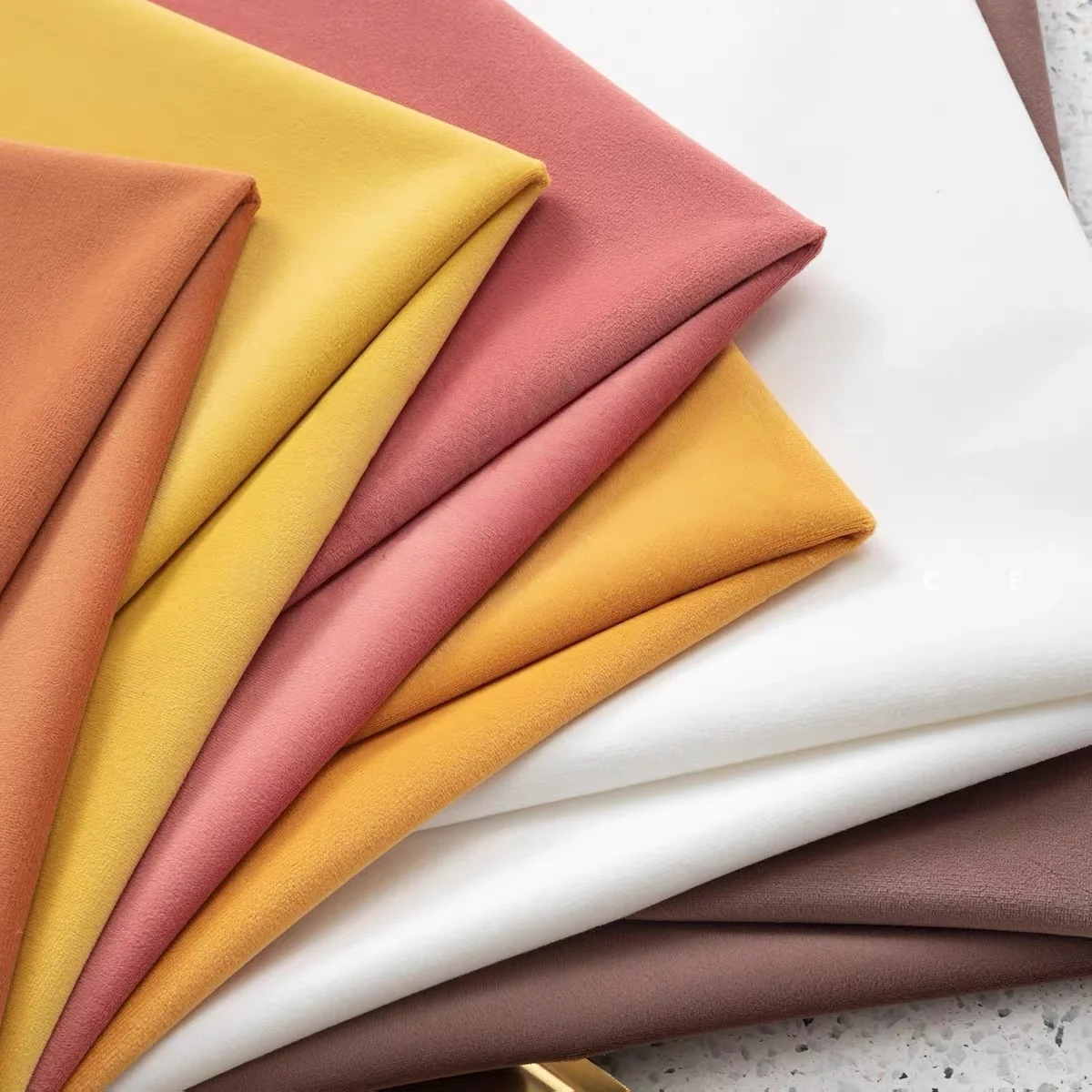 

1 шт. Необходимо для энтузиастов своими руками! Мягкая бархатная ткань, отлично подходит для рук, изготовления сумок, творческих поделок.