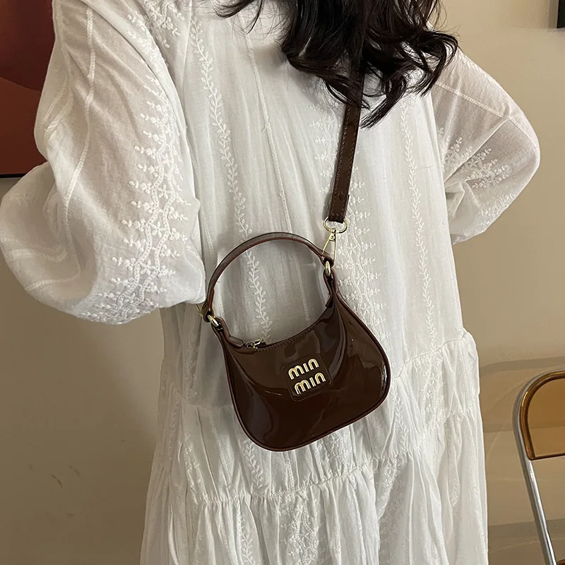 Ретро-сумка подмышки 2025 года — глянцевая лакированная кожа, регулируемый ремешок, компактная женская сумка через плечо, модный повседневный аксессуар