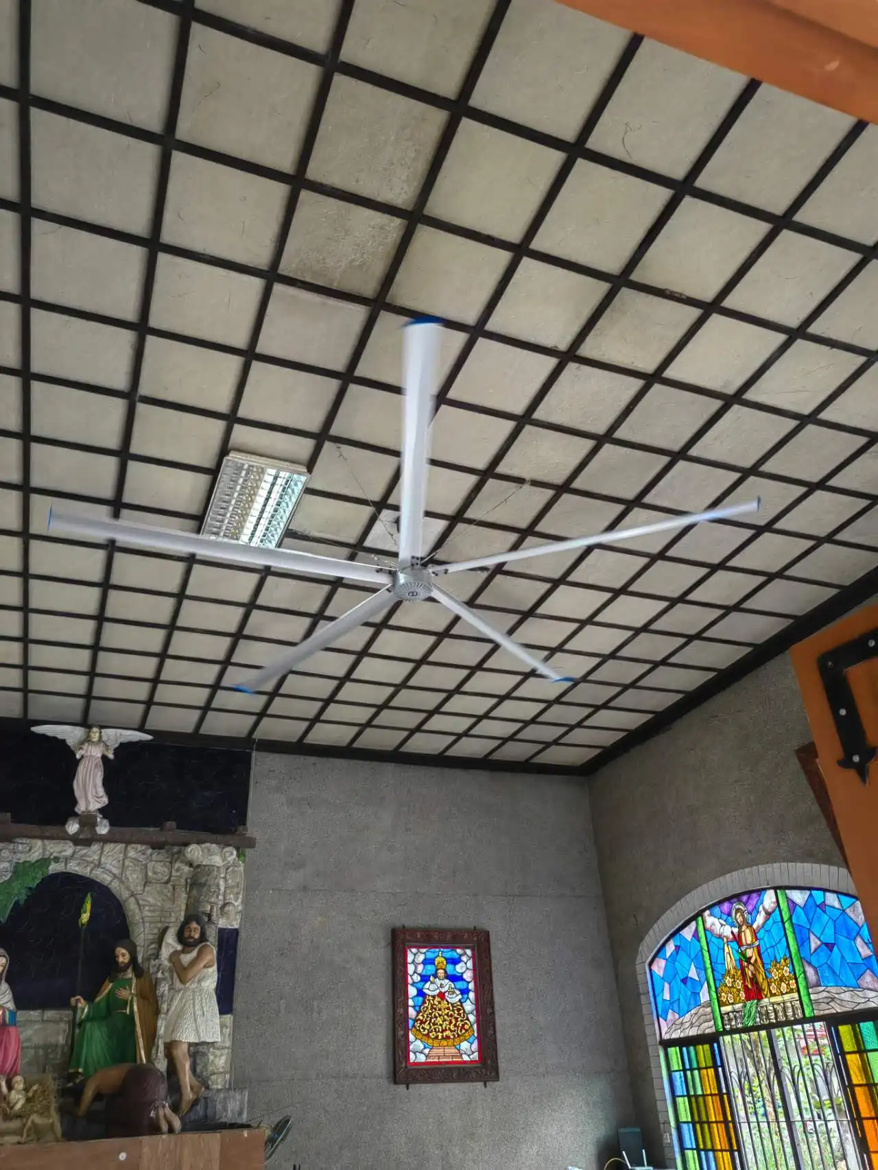พัดลมระบายอากาศเพดานสำหรับโบสถ์ ขนาดใหญ่ เสียงเบา กำลังไฟต่ำ 0.75 กิโลวัตต์ ความสูง 5 เมตร (16 ฟุต) ประหยัดพลังงาน