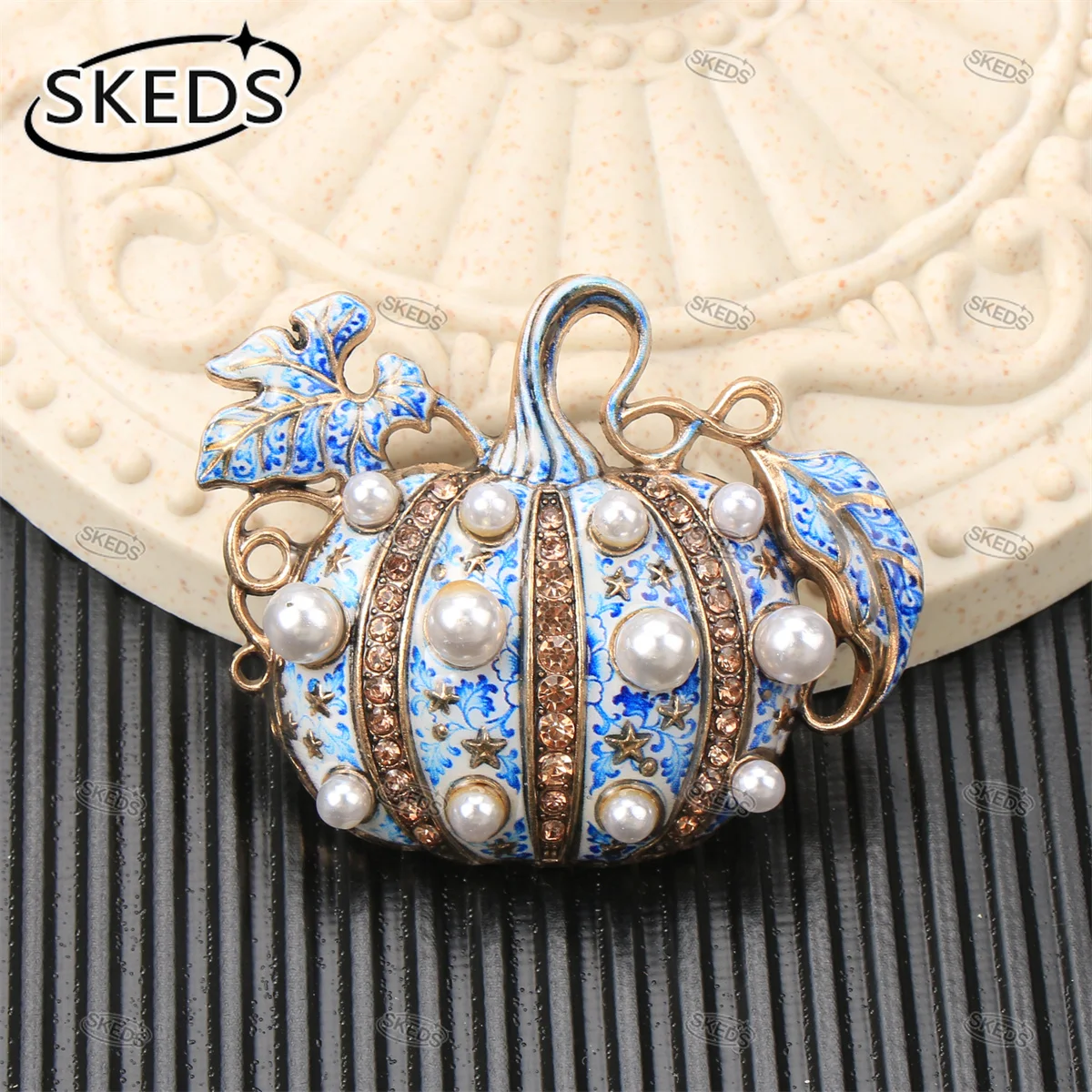 SKEDS Retro Metal Pumpkin Brooches Crystal Pearl Pumpkin Lapel Pins Autumn Thanksgiving Halloween Fashion Clothing Decorations