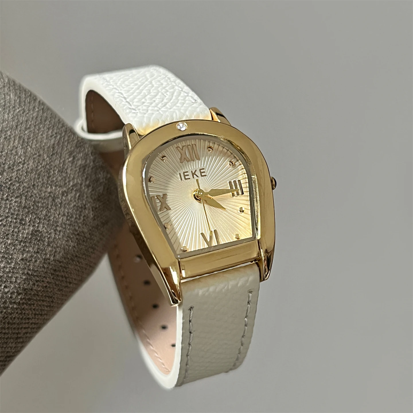 Retro temperament, niche, exquisite arch shaped watch, women's white display, commuting, workplace, leisure watch