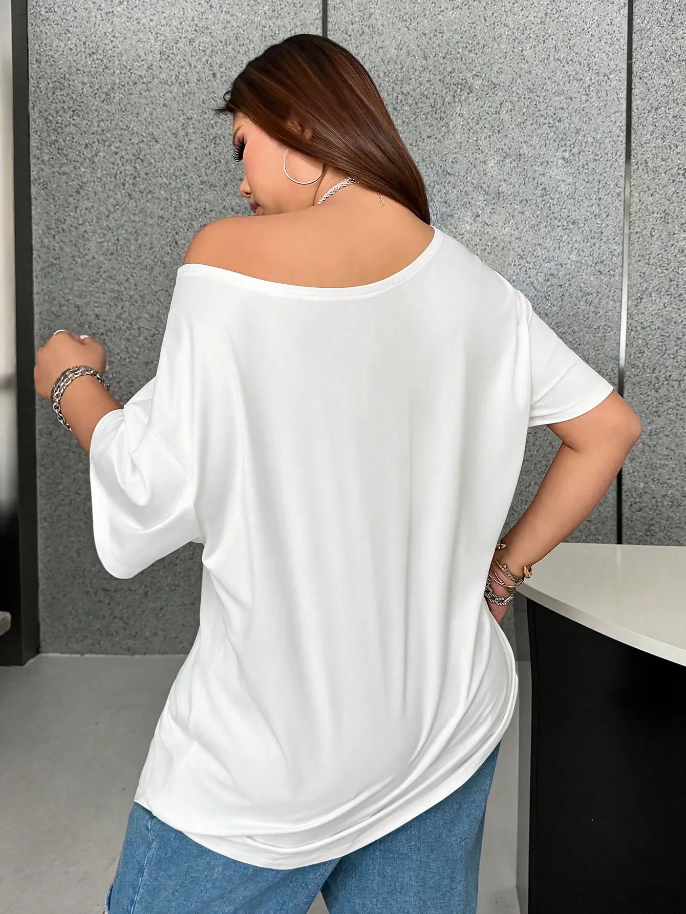 

Комплект из свободной футболки с открытыми плечами и асимметричным вырезом для женщин больших размеров