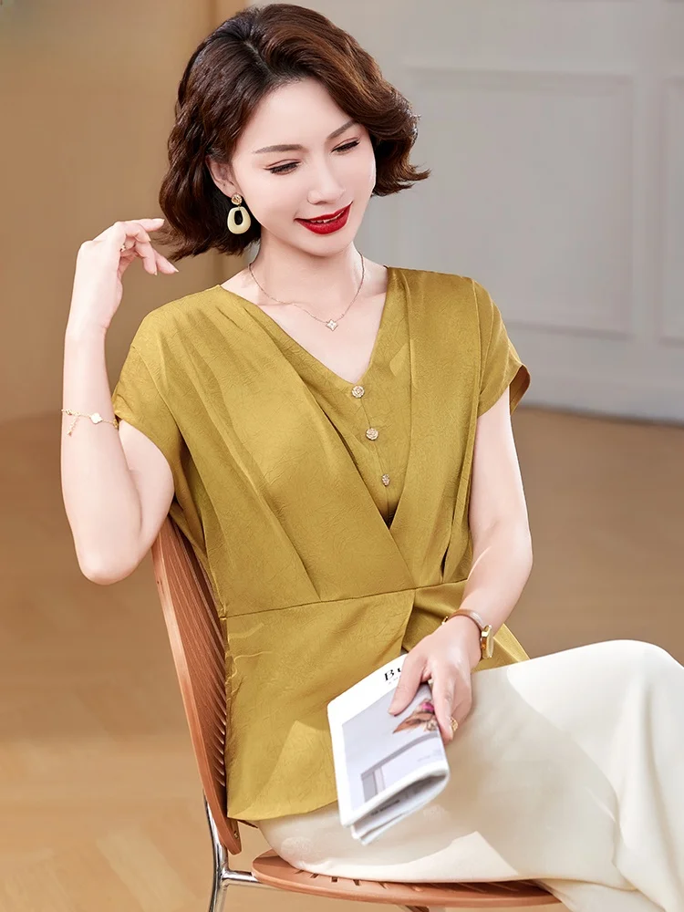 

Elegant Summer Outfit Set for Middle-Aged Women Fashionable Short-Sleeve Top And Pants V-Neck Zipper Closure Polyester Blend