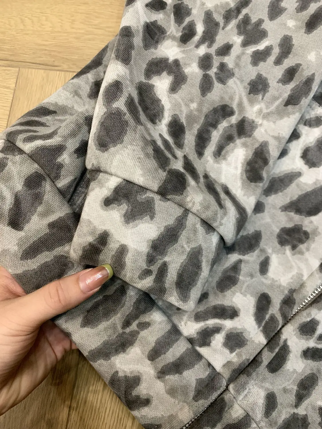 Damska kurtka z kapturem w szary wzór panterki, luźna, retro, ocieplana, w stylu niszowym, amerykańska, wytrzymała, na wiosnę i jesień 2025.