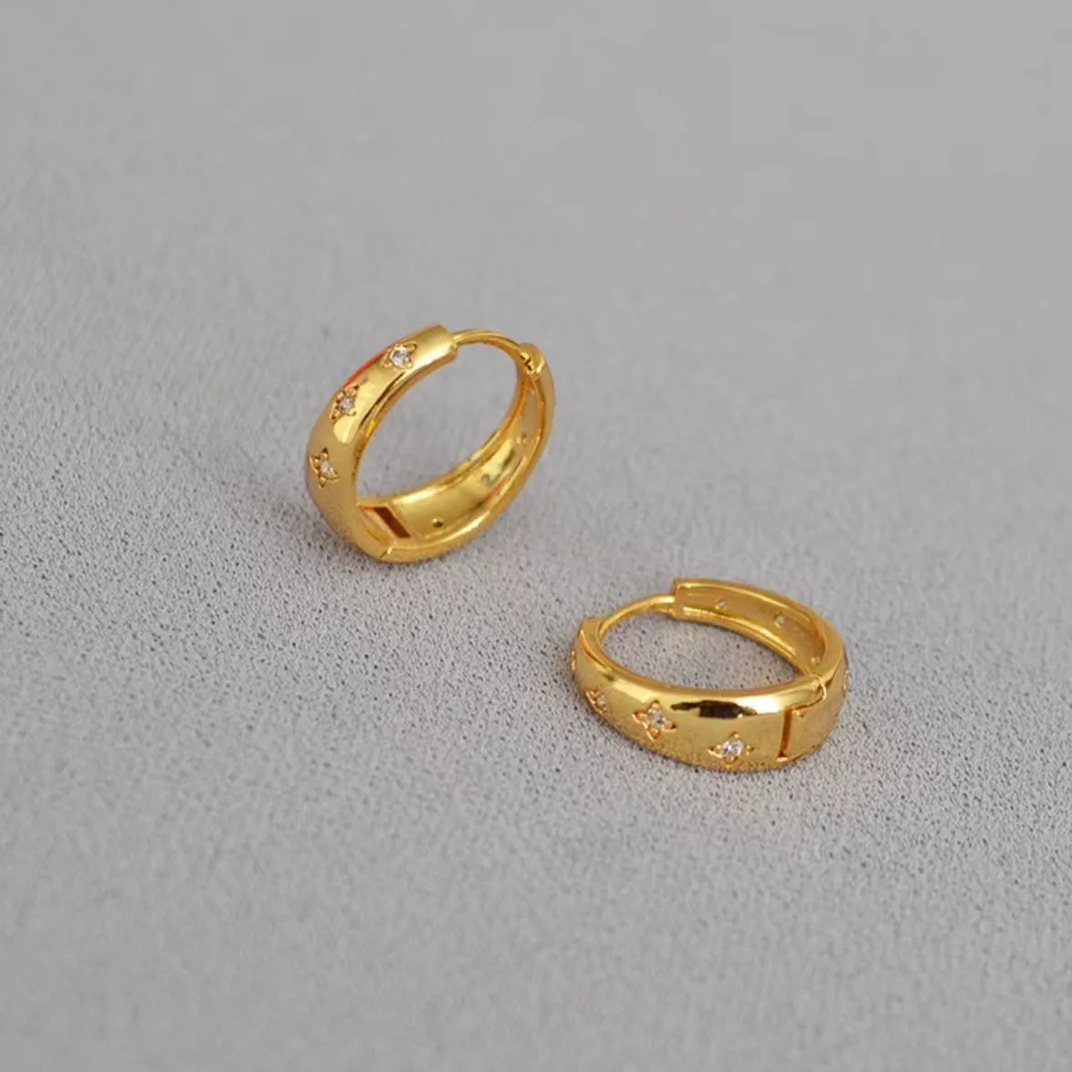 

Браслеты и ожерелья Женские серьги-гвоздики с бриллиантами Женские серьги