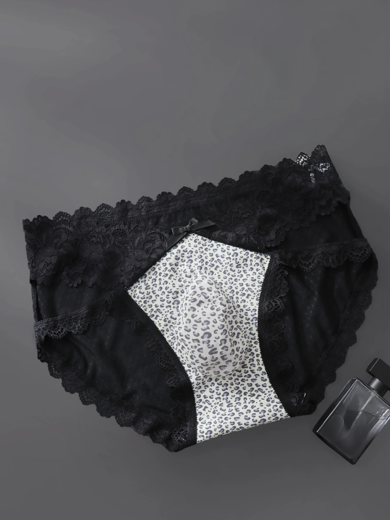 2PCS Men's Low Waist Triangle Underwear with Leopard Print Bow Lace Design Breathable Comfortable Material for Casual Dates