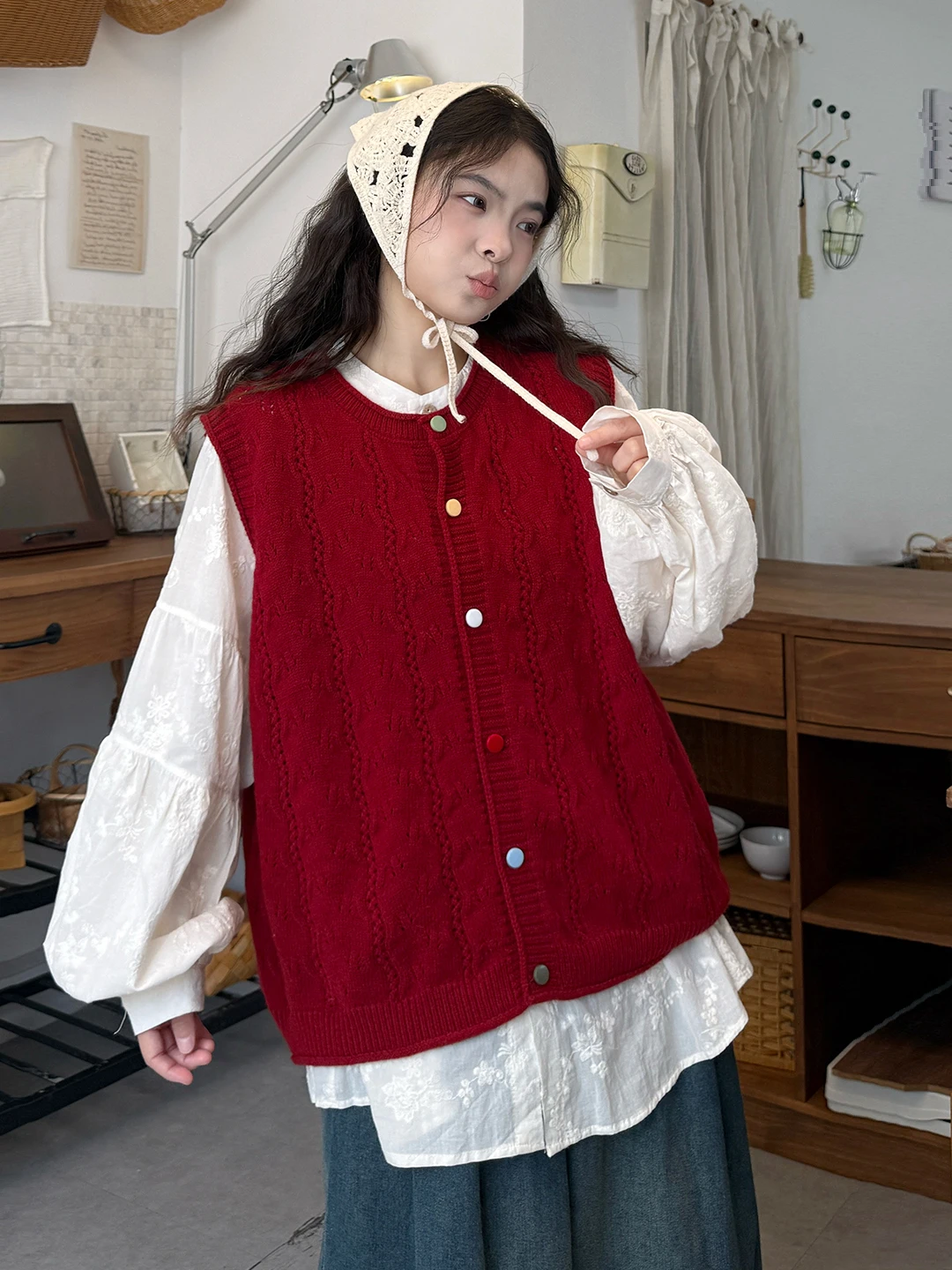 

Комплект из двух предметов: вязаный жилет в стиле ретро большого размера и джинсы с высокой талией. Модный женский костюм для повседневной носки. Весенняя коллекция.