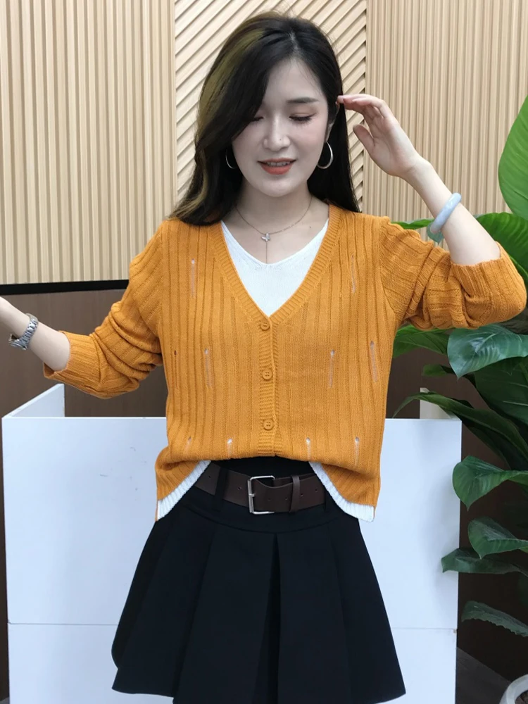 Elegancki sweter damski przeciwstarzeniowy, idealny na dojazdy do pracy, swobodny, dzianinowy, prosty, uniwersalny, średnio cienki, z dekoltem w serek, długi rękaw.