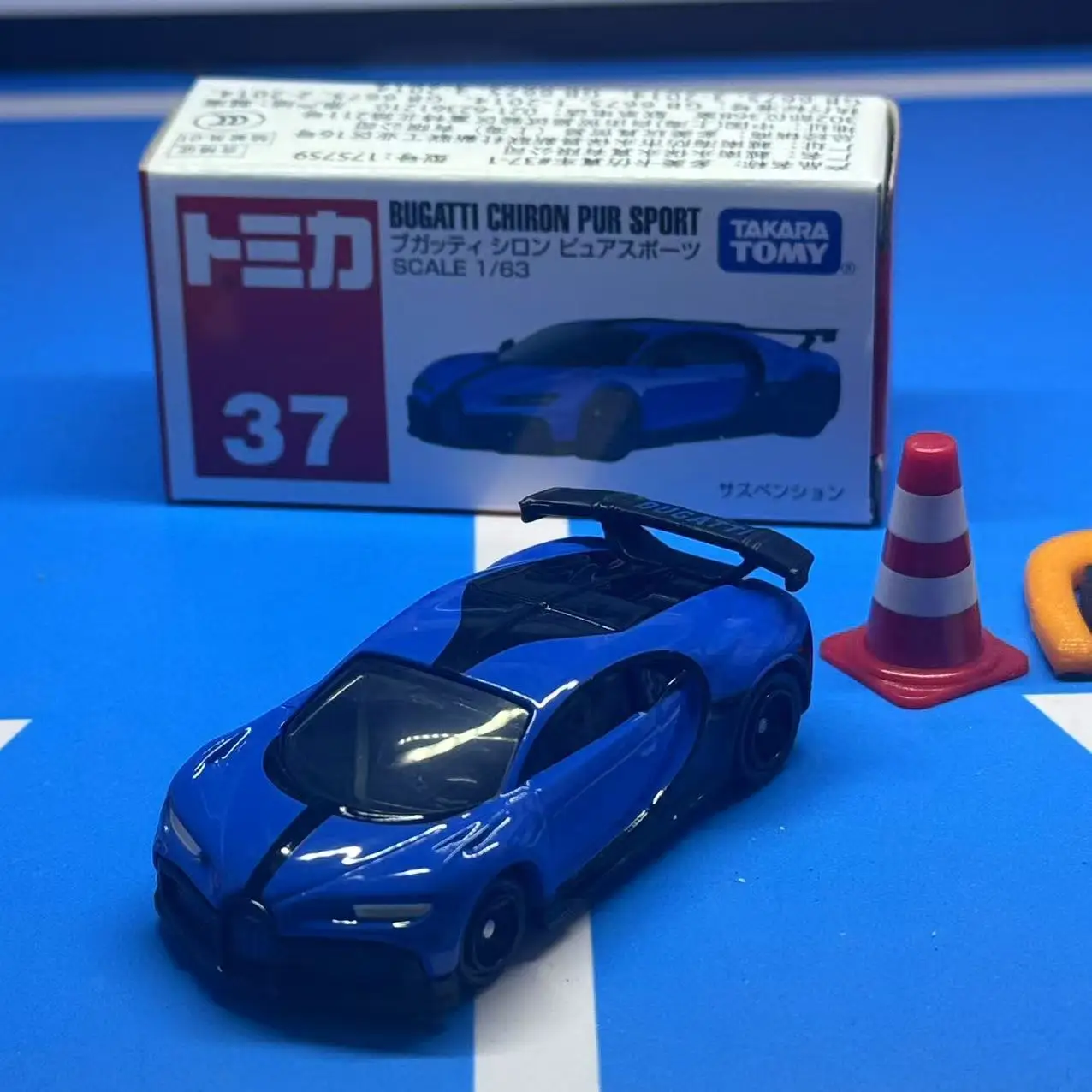 

Takara Tomy Tomica No.37 Bugatti Chiron Pure Sports Статический сплав Автомобиль Литой под давлением Металлический режим Коллекция Дисплей Игрушка для мальчика в подарок