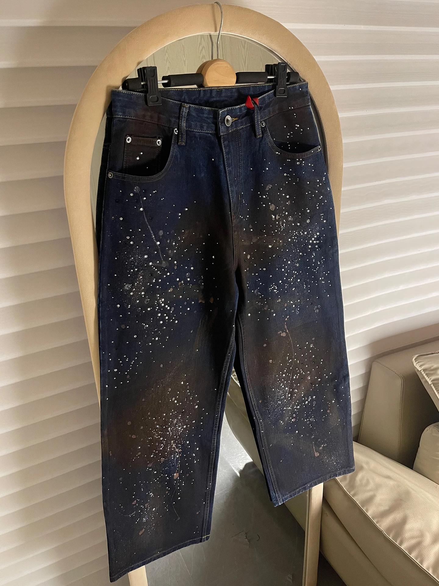 

Парижские джинсы в американском стиле с обильной отделкой стразами, свободные широкие брюки унисекс, модный дизайн, окрашивание и отбеливание