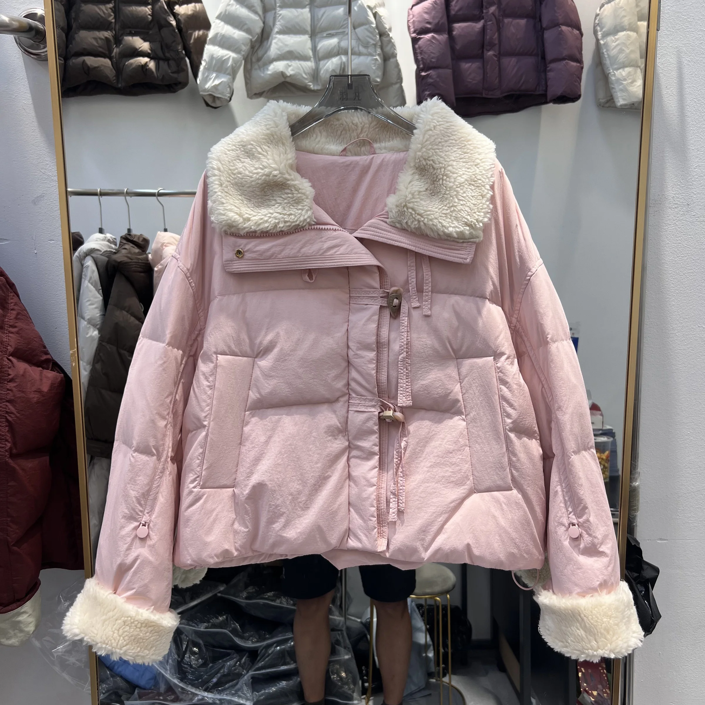 سترة بيضاء مبطنة من صوف الضأن على شكل قرن البقرة سترة سفلية للنساء مع صوف امبسوول فضفاض بياقة مقلوبة معطف شتوي قصير