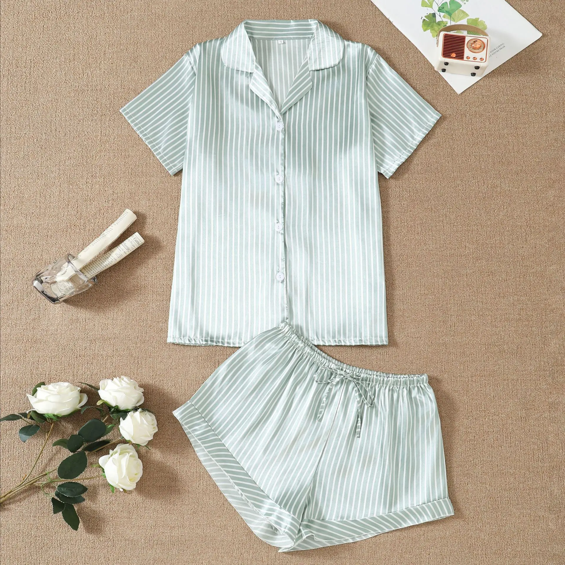 

2025 трансграничный женский летний комплект домашней одежды, кардиган в тонкую полоску с короткими рукавами и отложным воротником, шорты на шнурке, одежда для сна