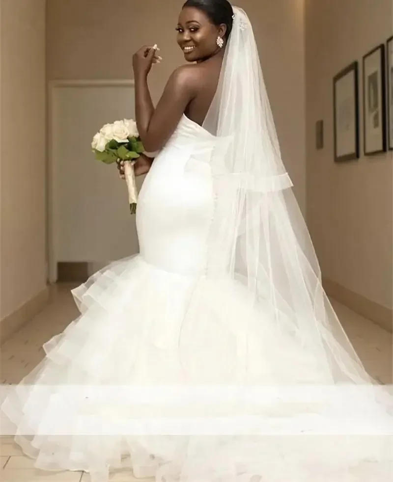 Suknie ślubne syreny plus size na zamówienie, afrykańskie falbany, organza, dekolt w serce, bez rękawów, zakryte guziki, możliwość personalizacji.