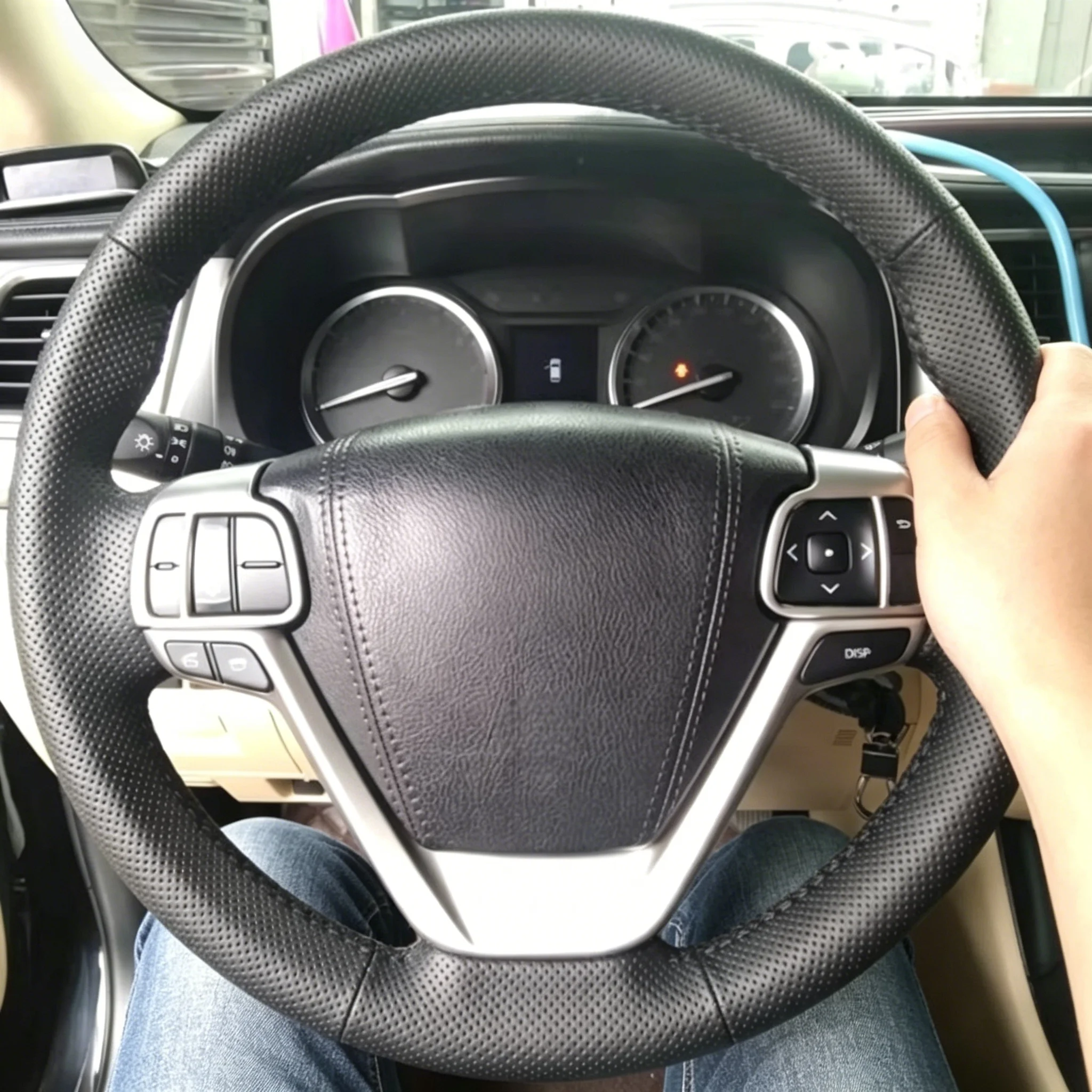 Handgenähter schwarzer perforierter rutschfester Kunstleder-Lenkradbezug 2014-2019 Sienna 2015-2019 für Toyota Highlander.