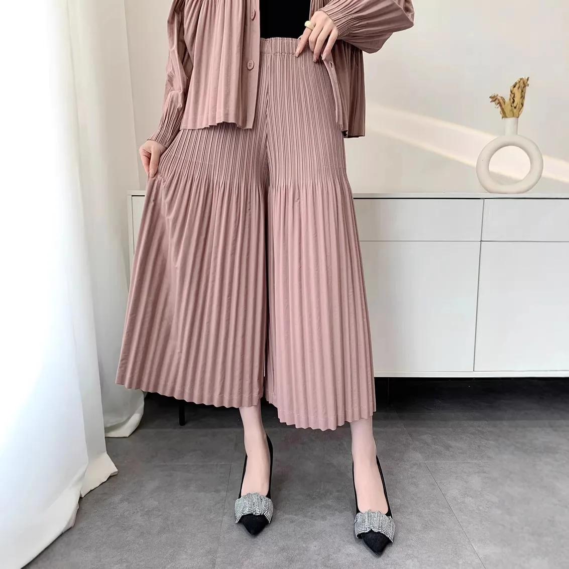 Miyake Pleat Wide-Leg Cropped Trousers 2026 New Women Loose-Fit Comfortable Casual Pleated Versatile Plus Size Stretch Trousers