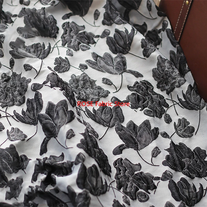 ผ้าแจ็คการ์ดลายดอกไม้สีดำขาว 1 เมตร ผ้าทอสี 3 มิติ ลายดอกไม้ฟองน้ำ สำหรับตัดเย็บเสื้อผ้า กระเป๋า งาน DIY