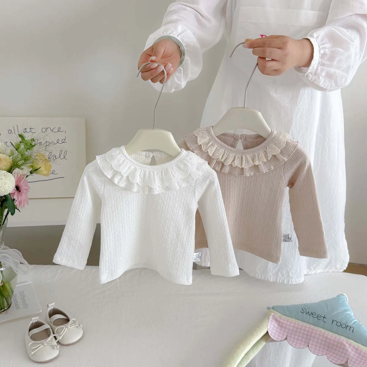 Girls' Lace Ruffle Collar Ribbed Long-Sleeve Base Shirt, Baby Gentle Style Lace Round Neck Back-Buttoned Inner Top, Versatile Children's Clothing for Spring and Autumn