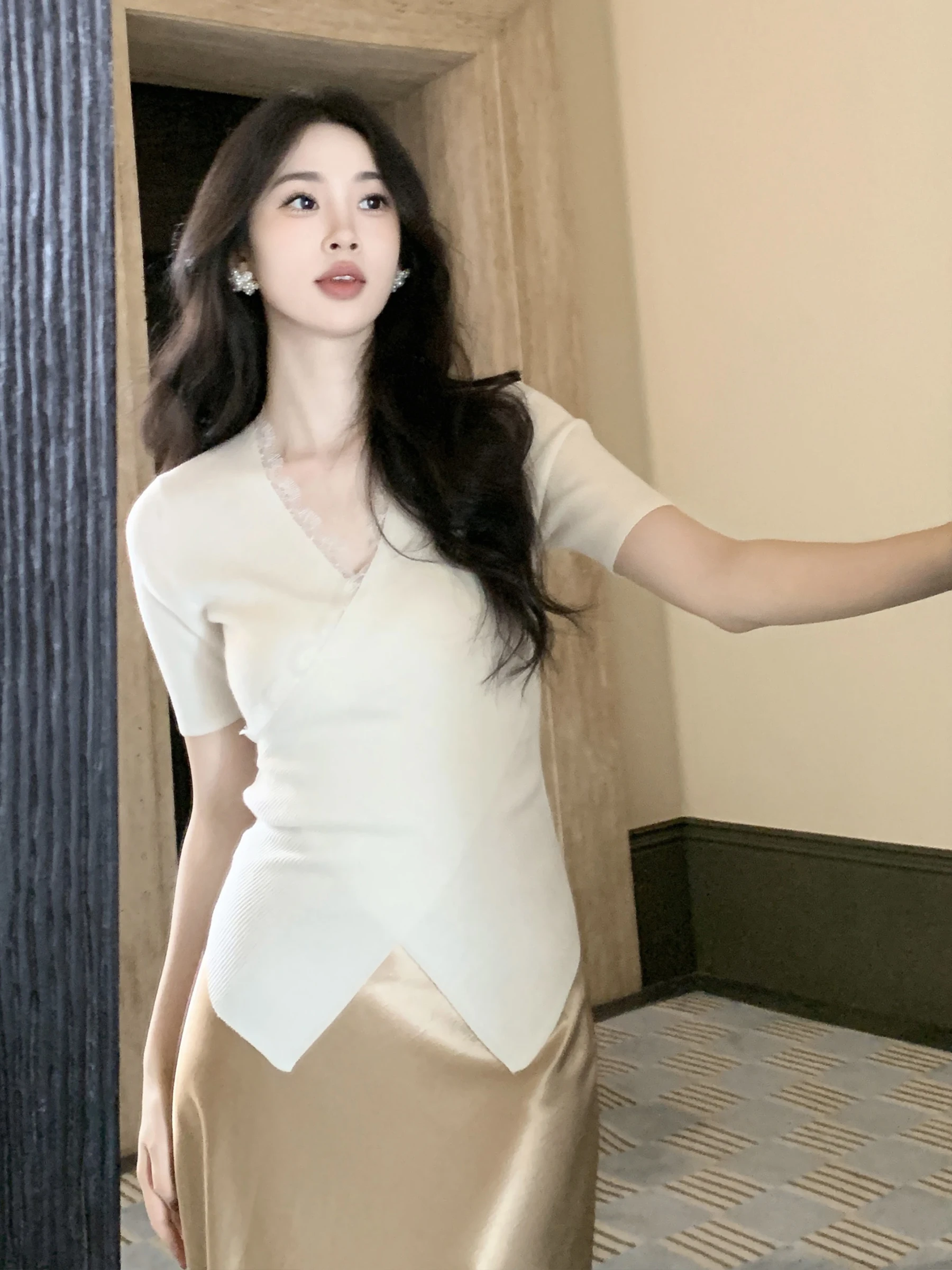 

Женский трикотажный топ Mansi SYT с V-образным вырезом, перекрестным дизайном, облегающий, с кружевной отделкой, повседневный, из мягкой шерстяной смеси, стандартный крой