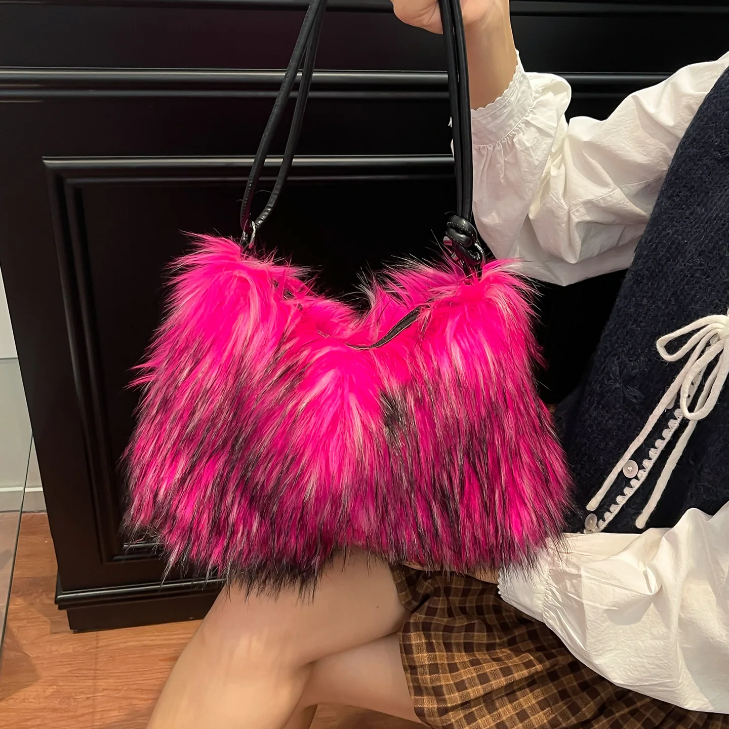 

Ladies Autumn Winter Plush Handbags Classic Retro Khaki Black White Rose Red Large Capacity Shoulder Bags For Women Party Bags