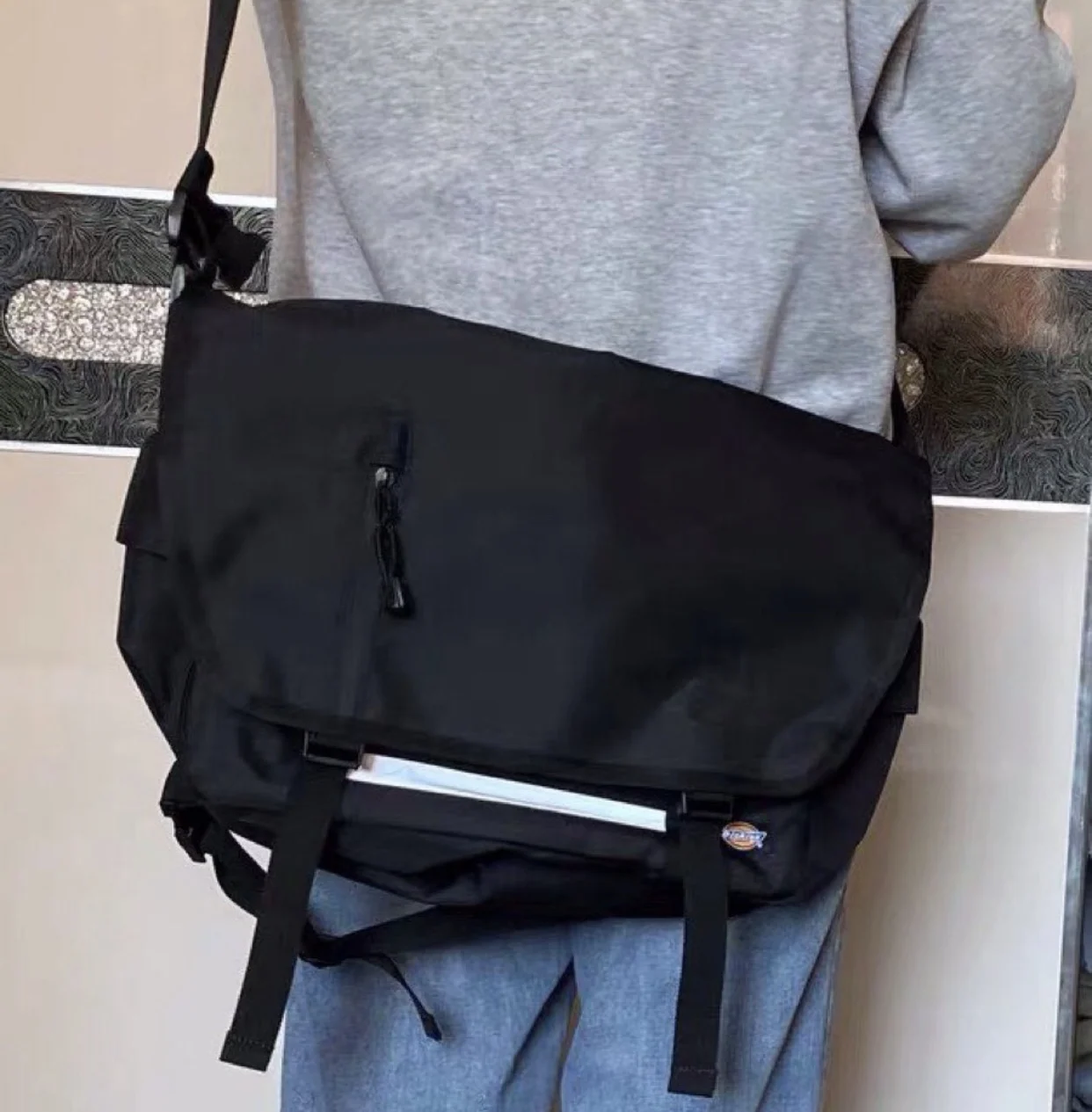 pure-color-sports-reflective-logo-single-shoulder-messenger-bag-161u90lbb02bk02-outdoor-casual-crossbody-bag