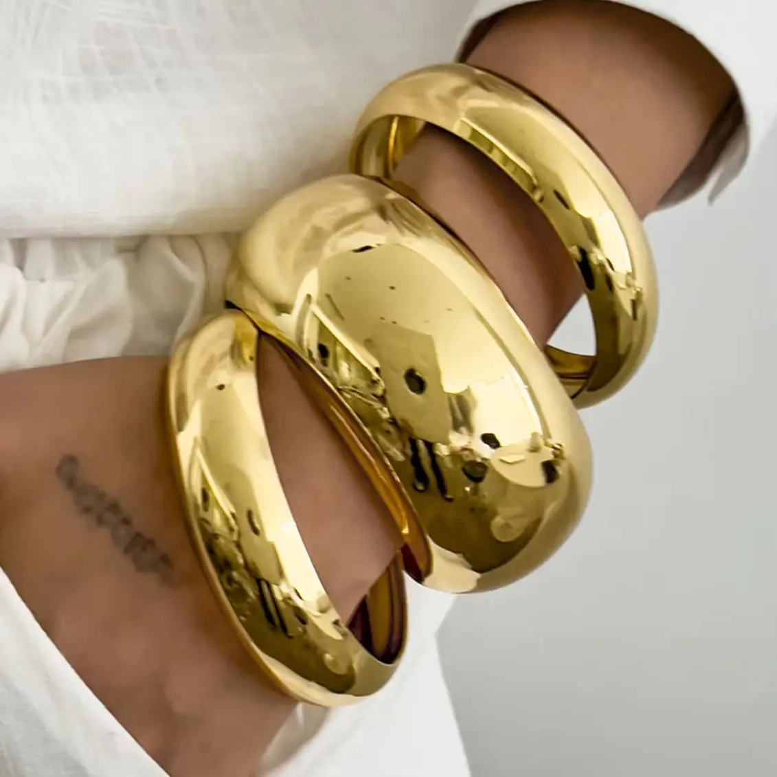 Ingemark Übertrieben Gold Farbe Chunky Metall Armreifen für Frauen Punk Glatte Stapelbare Geometrische Runde Armband Grunge Schmuck Neue