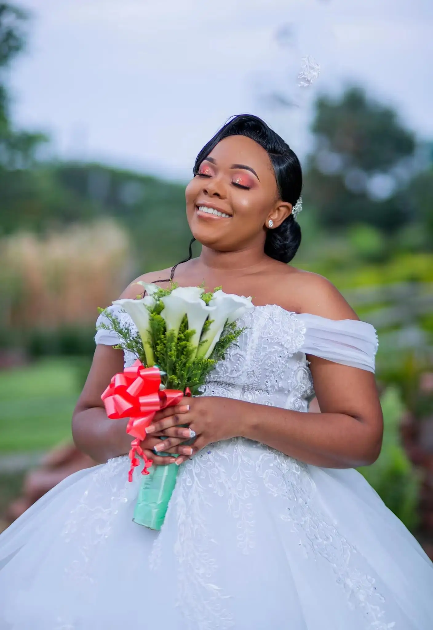 تخصيص أفريقيا دبي مطرز قبالة الكتف الدانتيل يصل ثوب الزفاف تول الحبيب الرقبة الكرة ثوب الزفاف زائد الحجم