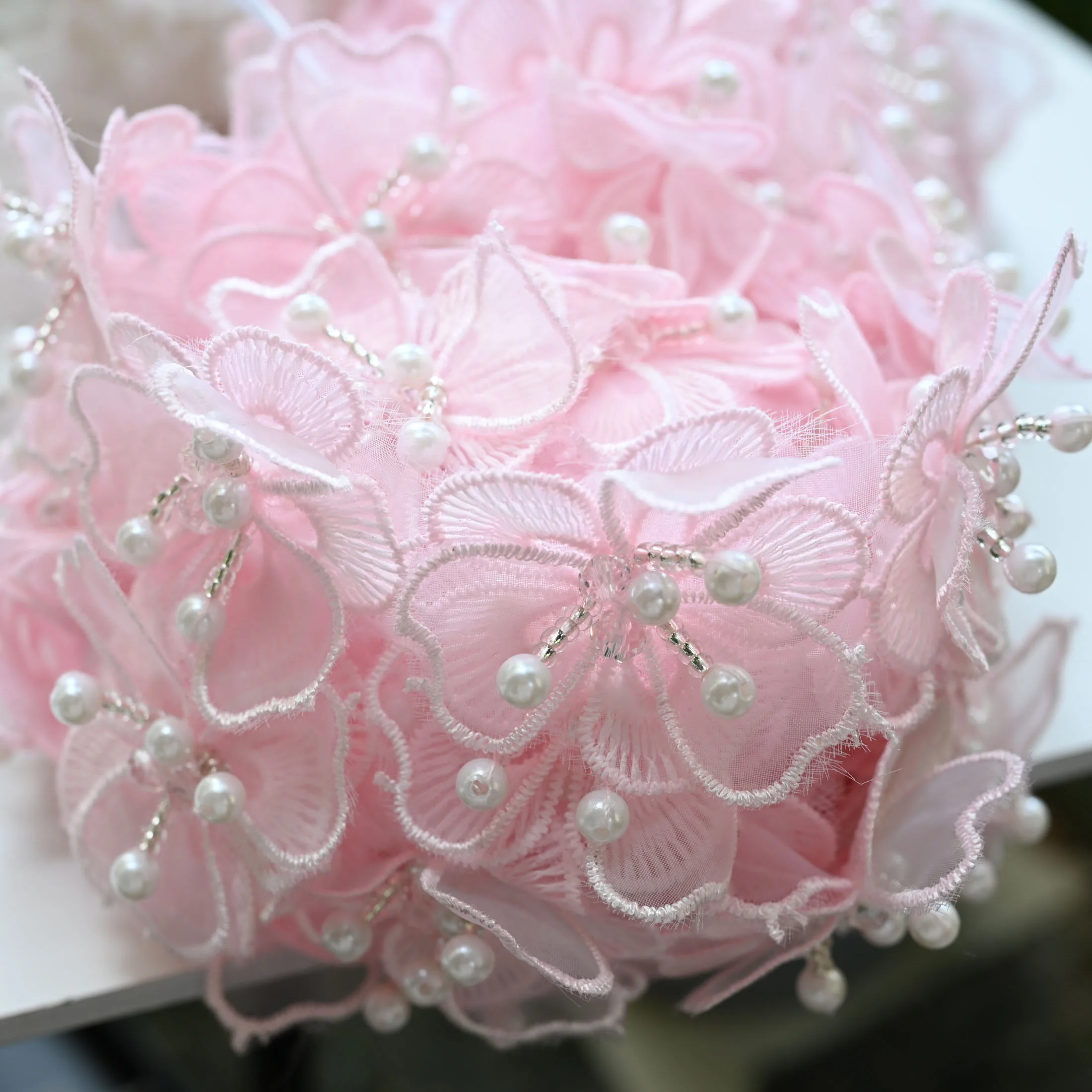 Rubans de dentelle brodés de fleurs en perles blanches et roses, 2 mètres, fournitures de couture DIY, garnitures brodées florales vintage