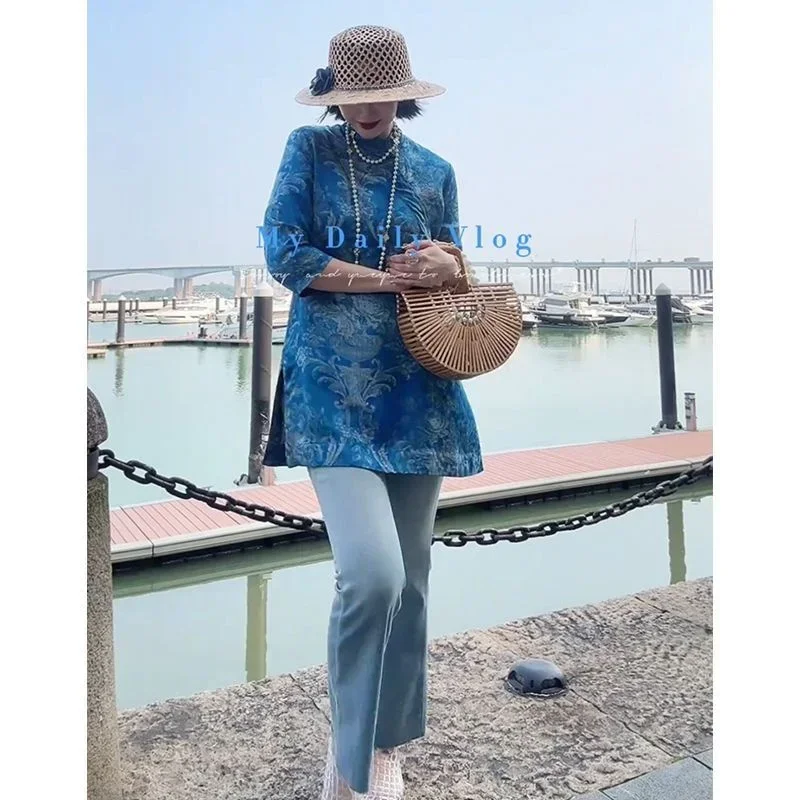 เสื้อเชิ้ตพิมพ์ลายดอกไม้สีน้ำเงินสไตล์จีนสำหรับผู้หญิง ฤดูร้อน วินเทจ คอตั้ง เสื้อผู้หญิงแฟชั่น ทรงเข้ารูป กระดุมแบบกบ