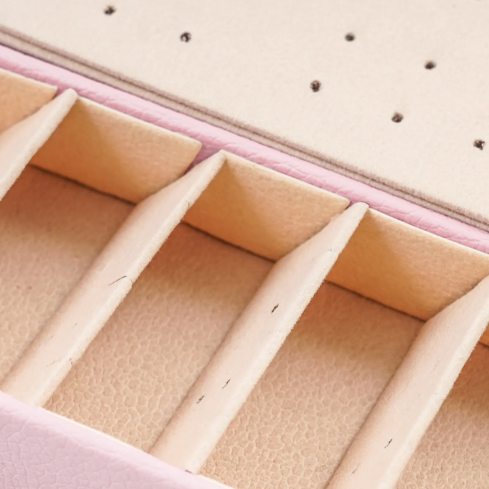 2-lagige abschließbare Schmuckaufbewahrungsbox mit herausnehmbaren Trennwänden, Schreibtisch-Organizer für Ringe, Ohrringe, Armbänder, Halsketten, Broschen, für den täglichen Schmuckaufbewahrungszweck auf dem Schminktisch zu Hause. – Detail 35