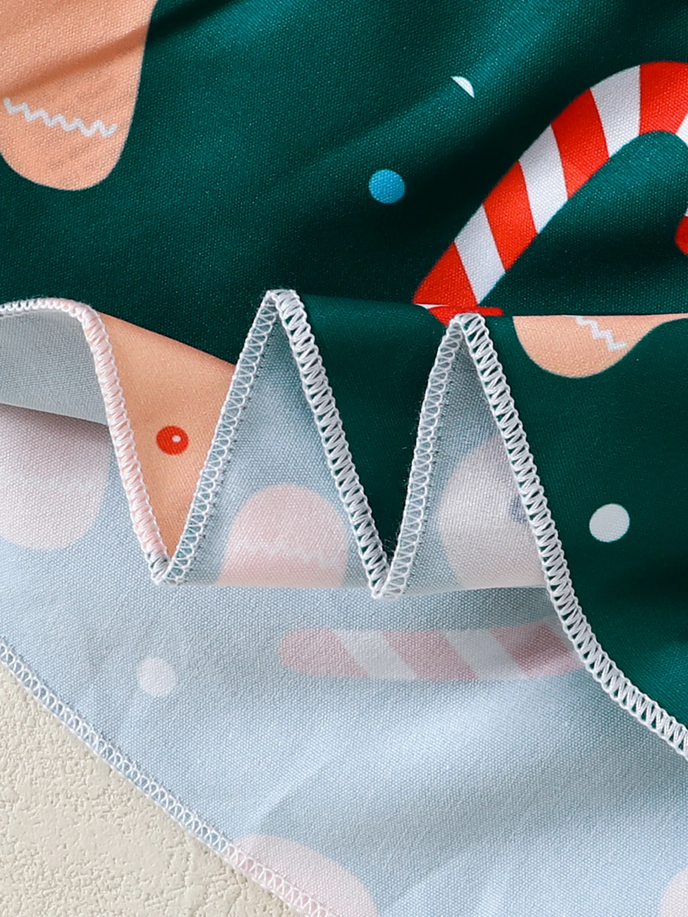 Lebkuchenmädchen-Outfit-Set mit Weihnachtsmotiv, mit Spitzenärmeln, bedruckten Overalls mit Innenmatch und großer Schleifendekoration für Babys – Detail 8