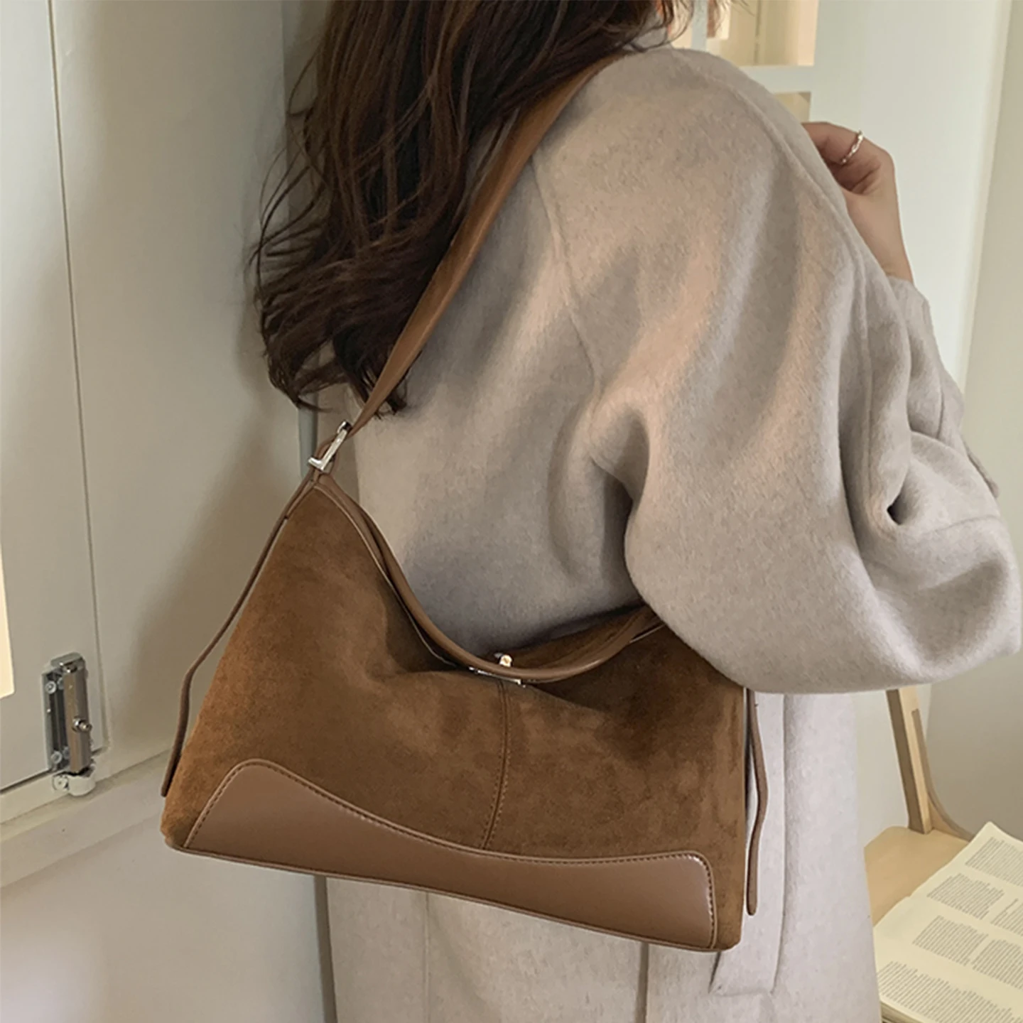 

Ретро-сумка через плечо для женщин, матовая, большой вместимости, повседневная, осенне-зимняя, из мягкой искусственной кожи, квадратная форма