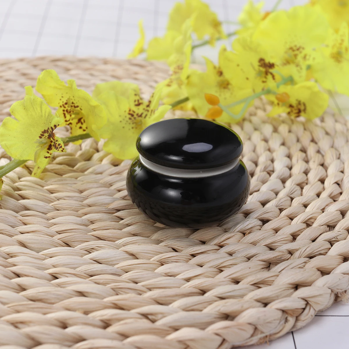 

Mini Ceramics Storage Bottle Portable Travel Makeup Cream Rouge Storage Tank Black Smooth Sealed Tin Foil Lid Perfect for Tea