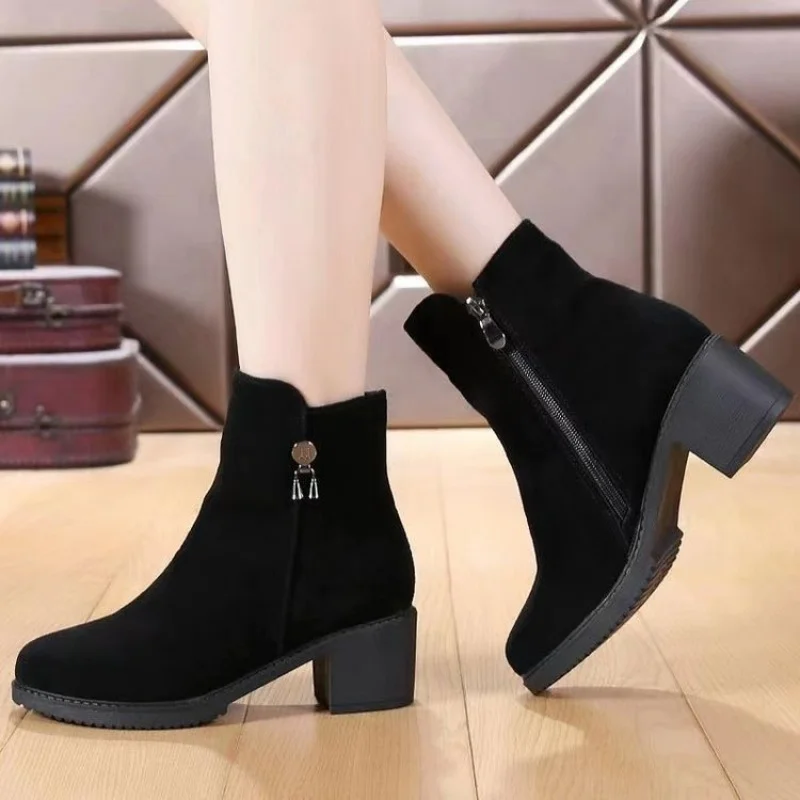 Женские осенне-зимние ботинки в европейском и американском стиле — черные замшевые ботинки на молнии с декором с кисточкой, ботильоны для мамы