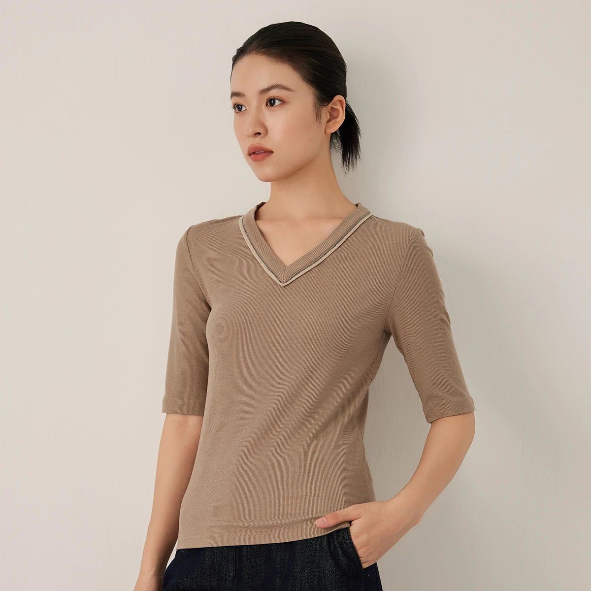 KL7523408 Maglieria da donna con scollo a V in morbido misto lana stile designer T-shirt a maniche corte a costine slim fit