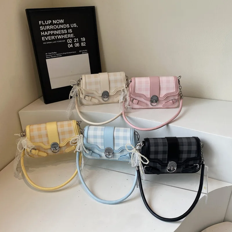 エレガントなカラーブロックショルダーバッグ 2025年新作 レディース、高級感のあるロッククロスボディバッグ、あらゆるシーンに合うファッショナブルなアンダーアームバッグ