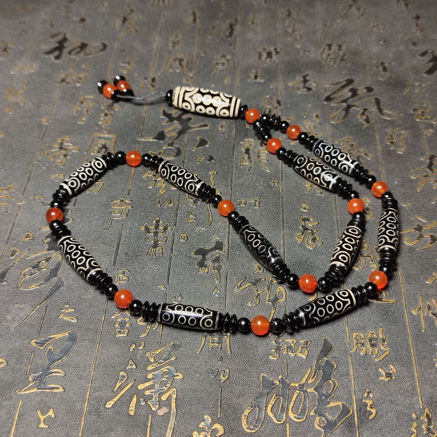 Tibetan natural agate black and white 21 eye heavenly beads paired with red and black agate separated bead necklace