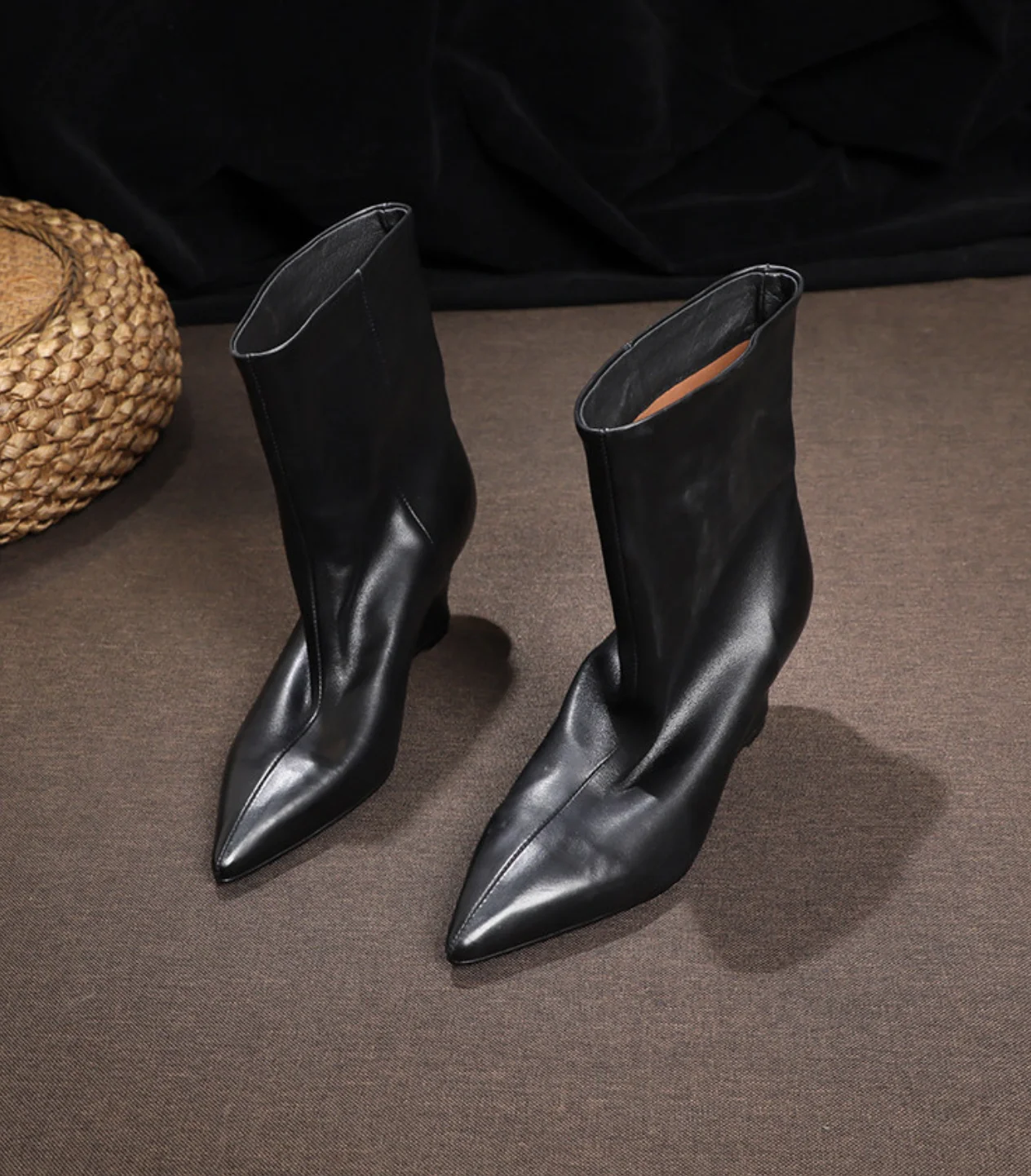 SHOEBOX 2026 Autumn/Winter Retro Pointed Heel Short Boots for Women with Faux Fur Lining, Petite Genuine Leather High-Heeled