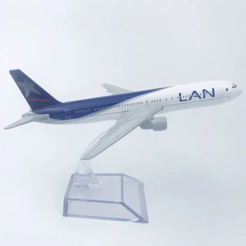 

Модели Самолет Игрушки Модель 16 см B777 Чили LAN Airways Металлическая копия 1:400 Масштаб 777 Самолет Авиационный сувенир Игрушка-самолет с базой